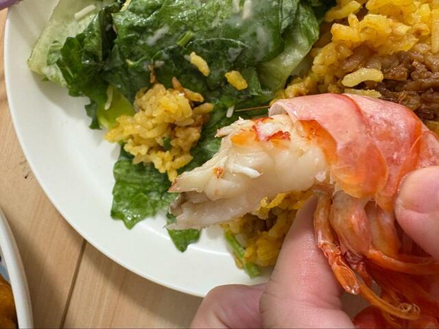 【コストコ パエリア】殻をむくと中からぷりぷりのエビが登場！ジューシーで食べごたえ抜群です◎