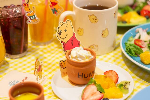 フローズンヨーグルトinハニーポット 1,690円｜「くまのプーさん」FUNNY & HUNNY OH MY CAFE（東京会場限定）
