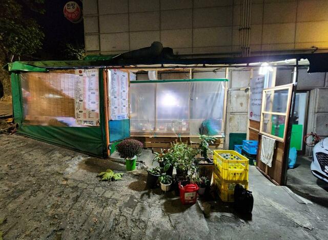 市場はなくなったが、千戸洞にはまだこんな飲み屋が残っている。写真は坂道に作られた、いわば半地下酒場