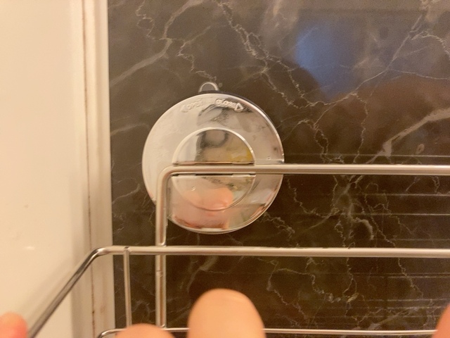 【ニトリ 強力ジェル吸盤 ステンレスボトルラック クレド】吸盤のツマミを左（open）に回した状態で、設置位置に吸盤面を当てます