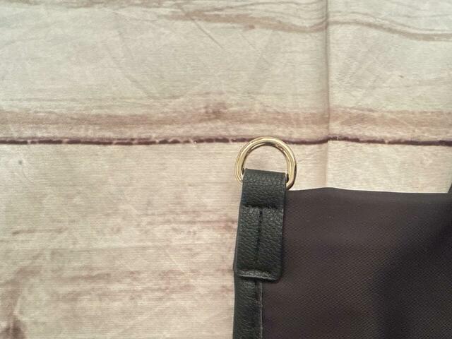 両サイドにショルダーストラップがつけられる金具付き