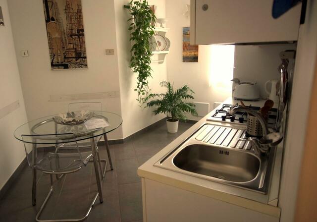 宿泊したシチリアのアパートメントはキッチン完備。基本的な調味料や料理道具も用意されている。この他に寝室とシャワーやトイレなどもあって広々