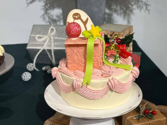 コロンバン「SuicaのペンギンのプレゼントBOX」直径12×高さ14.5cm 4,536円 （C）Chiharu Sakazaki / JR東日本/ DENTSU Suica by JR東日本SuicaはJR東日本の登録商標です。