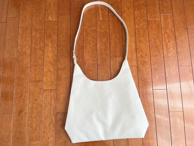 【LOWRYS FARM ヤワラカルイ２ＷＡＹショルダーＢＡＧ】グレーは実際にはシルバーに近い色味です