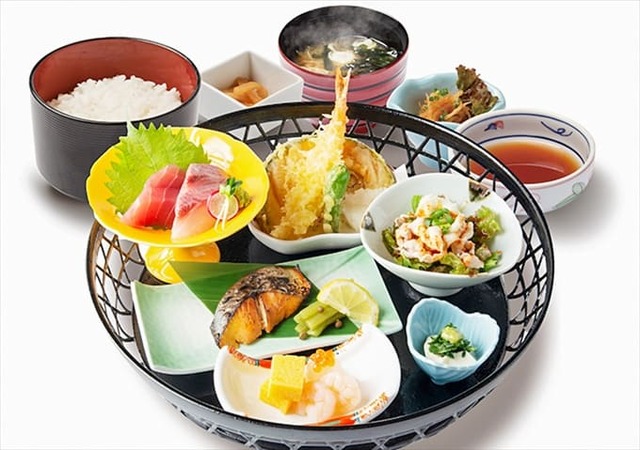 湖岸の高台で上質なお湯とお料理を満喫