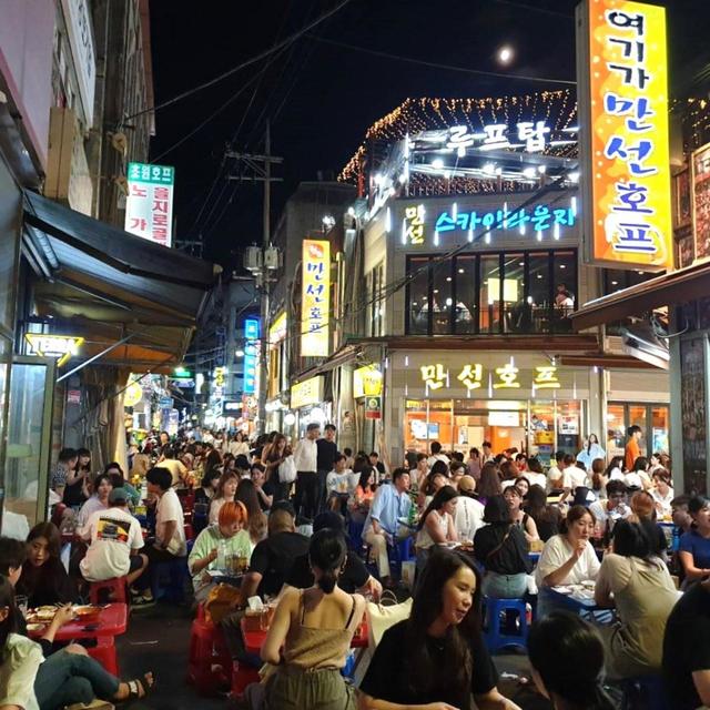 【ソウル乙支路3街】2021年の「満船ＨＯＦ」本店前。そのけばけばしい店構えからは、この横丁の歴史に対するリスペクトがみじんも感じられない