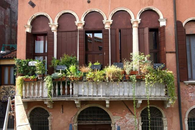 なんでもない小径やアパートが絵になるベネチアの街並み