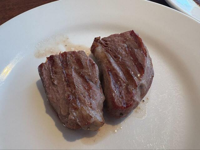 【フェスタガーデン】ステーキはしっとりやわらかく、旨みがじゅわっと広がる贅沢な一皿！