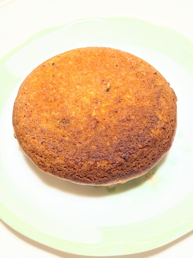 【セブン-イレブン　お店で焼いたメロンパンみたいなチョコクッキー 】裏側はしっかりとした焼き目がついていますが、メロンパンのような格子状の模様はありません