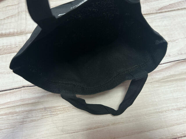 内側はポケットがないシンプルな作り