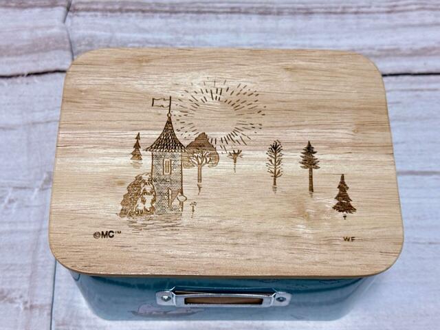 【カルディ／ムーミン ウッドリッド スクエアティン】ふたにはムーミンのイラストアートが刻印で描かれていておしゃれ！