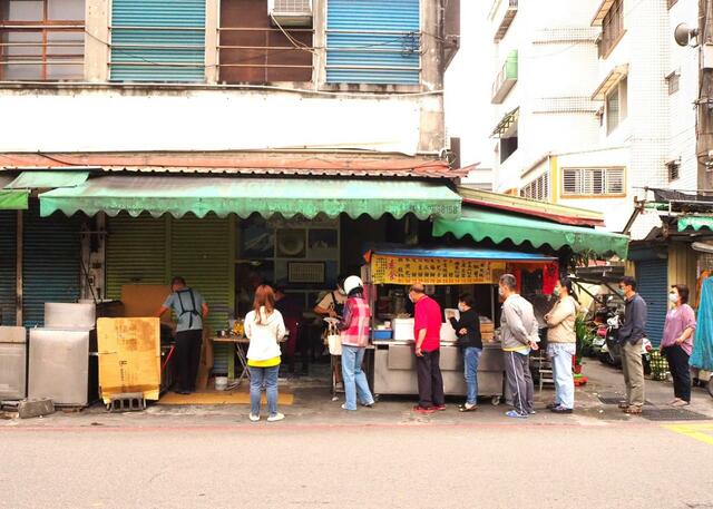 【台湾食べ歩きの旅 #6】羅東駅のそばで見つけたベジタリアンの朝ごはん屋さん。地味な店構えだが、常連客が列をなしている