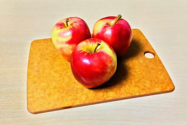 【コストコ ニュージーランド産 ブリーズアップル 2kg 1398円】リンゴの表皮のテカリやツヤは、食べごろのサイン