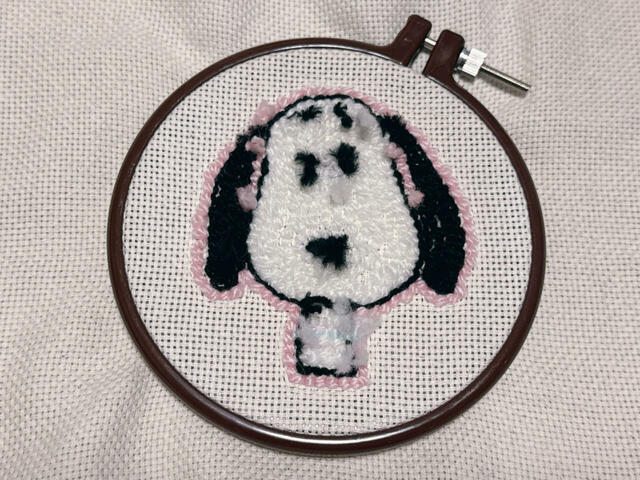 アウトラインパンチに沿って背景を刺していきます。今回背景はピンクをチョイス！