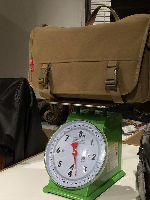 カメラバッグをはかりで量る