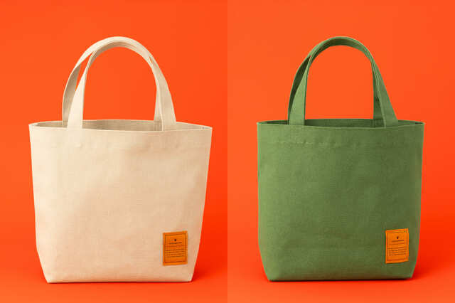 【nana's green tea「2026年福袋」】¥5,400セットはライトグレー、¥8,900セットはグリーンのトートバッグ(25×25×11cm)