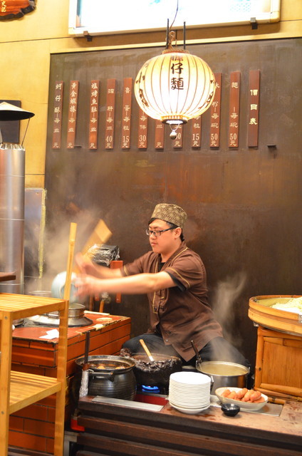  担仔麺を作る現場を見られる「度小月」の店内