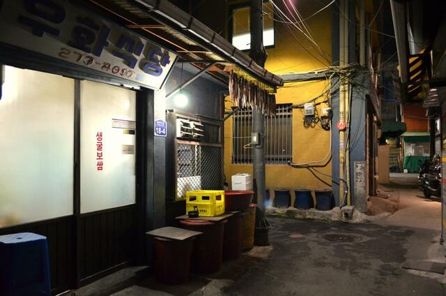 ありし日の乙支路３街「ウファ食堂」。軒先で鱈を干している