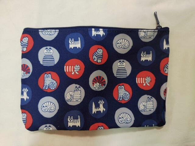 ポーチの裏面も、デザインは同じ