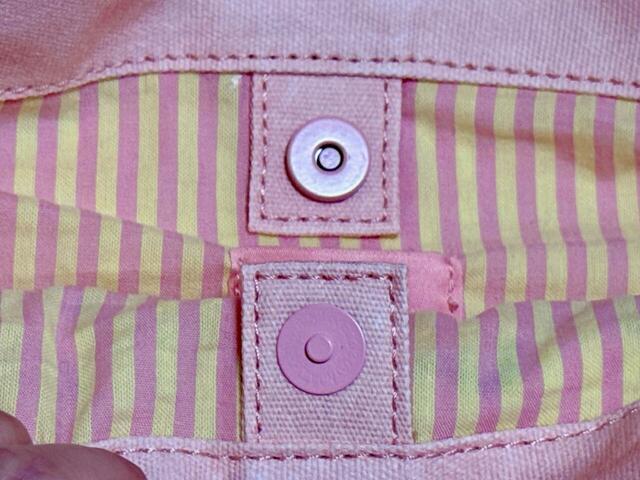 開口部にはスナップボタン付きで、中身が見えにくく安心して使えます