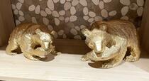黄金にキラキラと輝く２匹の木彫りの熊