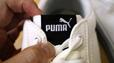 【PUMA コート クラシック バルク スニーカー】白のキャンバス地は春夏っぽい素材感ですが、アッパーの作りがしっかりしているため季節を問わず活躍します◎
