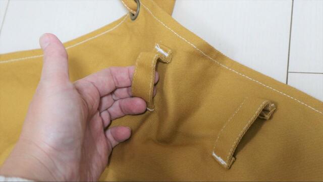 【ワークマン コットンキャンパーエプロン】 カラビナを接続したくなるフック