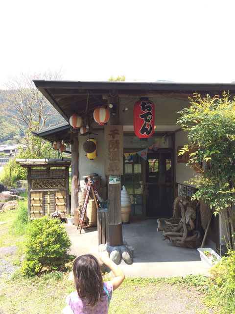 大きな一軒家を改築しただけのような、落ち着ける空間