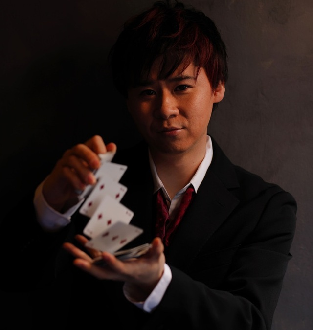 「マジシャン Piace(ピース)さん」＜期間：2025年12月20日、21日、24日、25日＞【ブランド牛の「ローストビーフ」＆「ステーキ」を心ゆくまで堪能できる♪4日間限定「クリスマススペシャルディナービュッフェ」開催！】