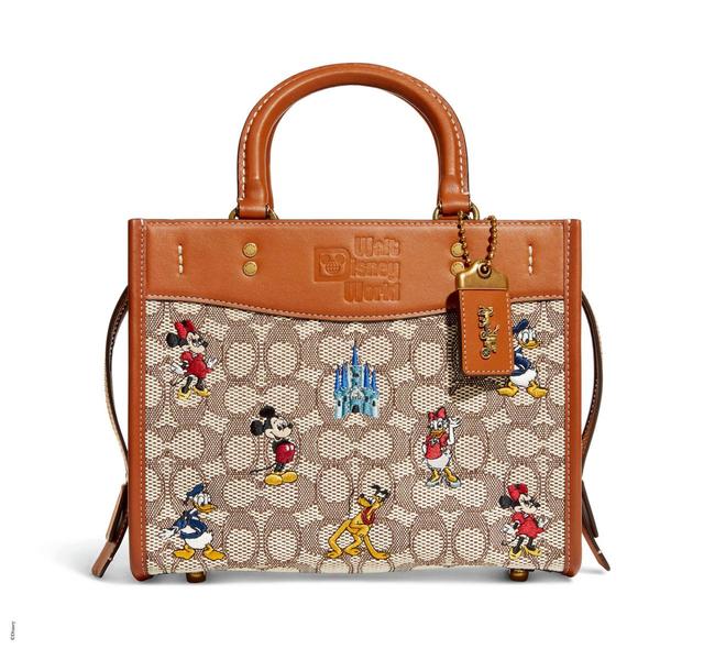 【DISNEY X COACH】ローグ 25 シグネチャー ウィズ ミッキーマウス アンド フレンズ エンブロイダリー／¥154,000 (税込)