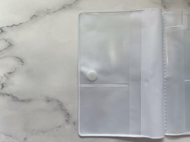 なんと11ヶ所の収納ポケット付き