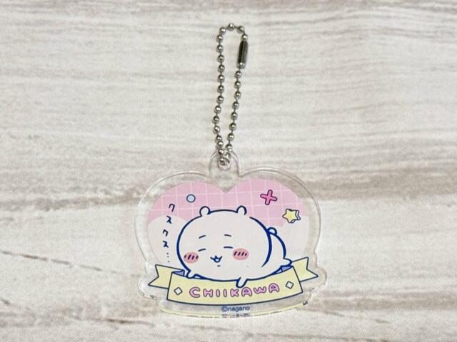 【ちいかわ×DAISO限定デザイン】「アクリルキーホルダー ちいかわ」淡いパステルカラーとチェックデザイン、ハートフォルムがとにかくかわいいデザイン！