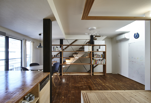 Houzz | 荒木毅建築事務所 photo by sin163 photography / 湯原慎一郎／テレワークスペースにもなる本棚