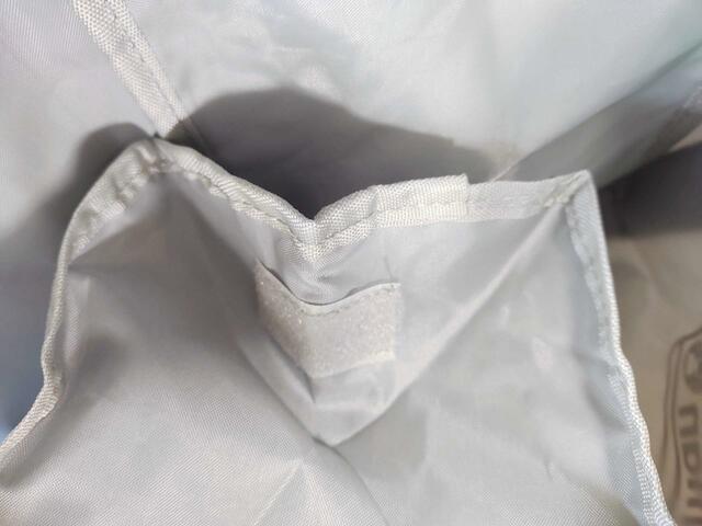 裏面に、マジックテープがあり「収納部分を畳む時」に使用可能