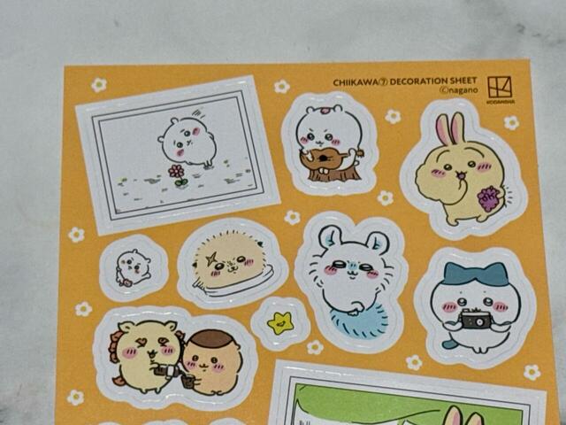 ハチワレが撮影した写真を中心に、さまざまなシーンが切り取られてステッカーに！