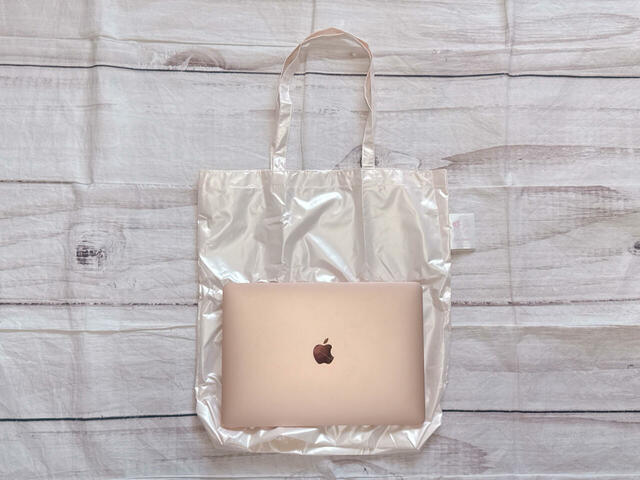 A4サイズの書類や13インチのMacBook Airもラクラク収納できるサイズ