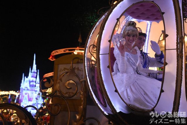 チャーミングと馬車で登場するシンデレラはまさに映画のフィナーレを想像させます!