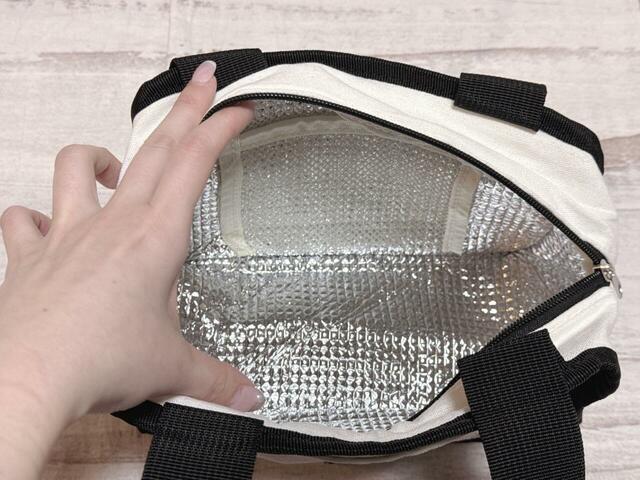 【カルディ いちごバッグ／オリジナル 保冷バッグ】内側には保冷機能がある裏地付き。メッシュポケットには保冷剤を入れるのがおすすめです◎