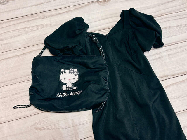 【しまむら×ハローキティ】「レディース ロープテSLD(SANRIO)」ブラックの大人っぽいロングドレスに合わせてもかわいい!