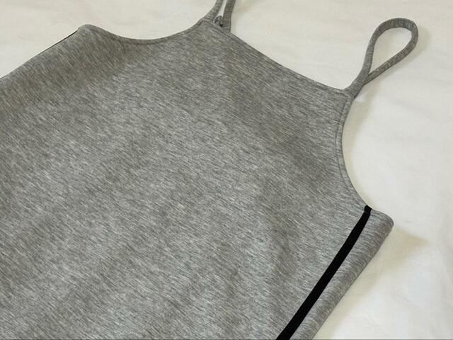 【coca ソフトスウェット サイドラインキャミワンピース】カラーはグレーとブラックの2種類。グレーはグレー地に黒、ブラックは黒地に白で両サイドに1本ずつラインが入っています