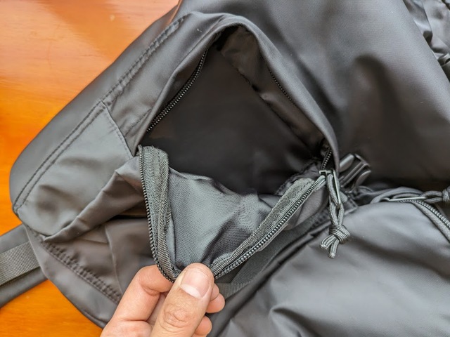 【GU ナイロンツイルバックパック+E】大きく開くファスナー付きの前面ポケット。マチがあるのでいろいろ入ります