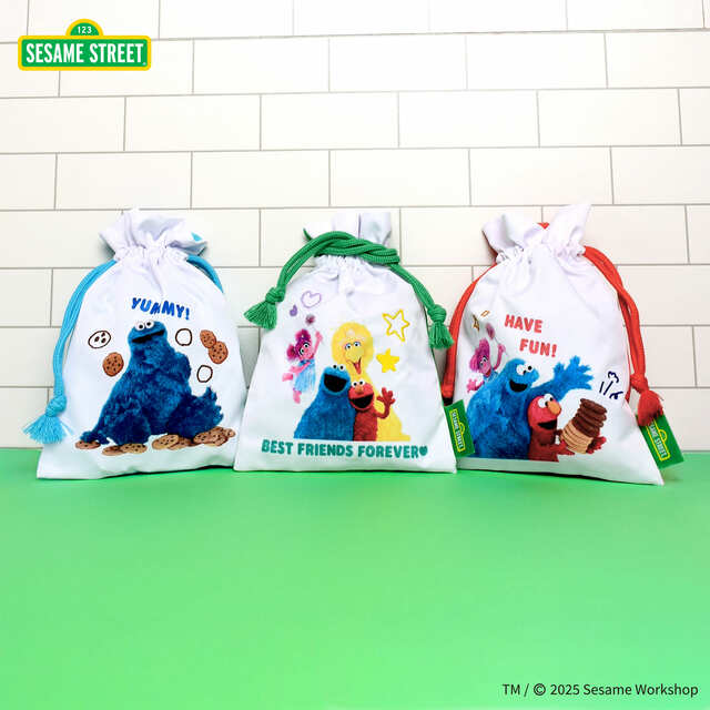 【セサミストリート新商品】「巾着」1,760円／フォトプリント×刺繍が大人っぽい印象の巾着ポーチ
