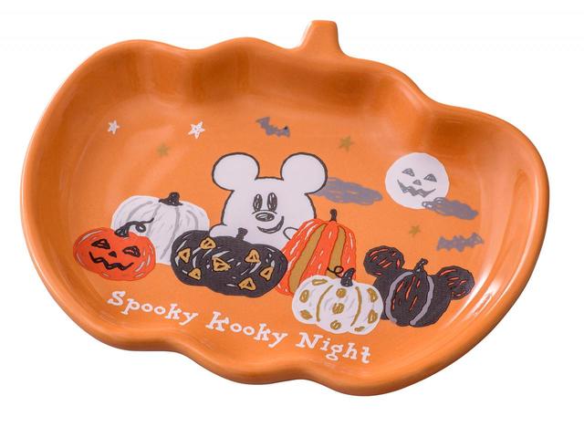 パンプキンムースケーキ、スーベニアプレート付き 850円｜提供店舗：東京ディズニーランド「スウィートハート・カフェ」／東京ディズニーシー「ザンビーニ・ブラザーズ・リストランテ」｜東京ディズニーリゾート「ディズニー・ハロウィーン」2022スペシャルメニュー