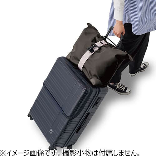 幅広ベルトをスーツケースのハンドルに通してバッグを留めれば強力ゴムでガッチリ固定