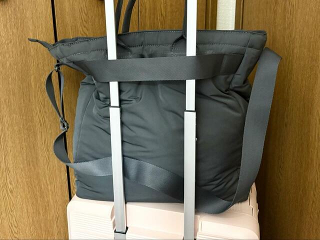 【UNIQLO:C 2WAYユーティリティバッグ】キャリーケースの持ち手に通して使います。ベルトの締まり具合がちょうどよく、バッグがずり落ちることもありません!