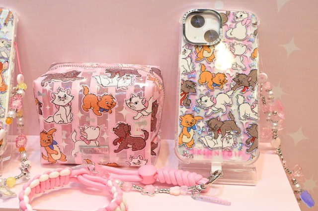 【PLAZA】「マリー」が主役のポーチやスマホケース