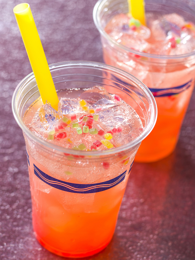 スパークリングカクテル（シトラス） 680円｜東京ディズニーシー「ザンビーニ・ブラザーズ・リストランテ」｜2018年12月26日〜2019年3月25日｜「東京ディズニーリゾート35周年グランドフィナーレ」スペシャルメニュー