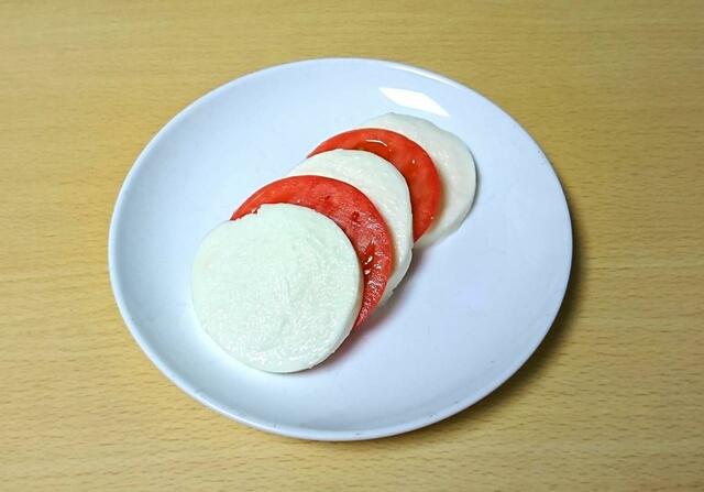 【ガルバーニ　フレッシュモッツァレラチーズ　907g　1788円】切り目が入っているので、カットする手間が省ける