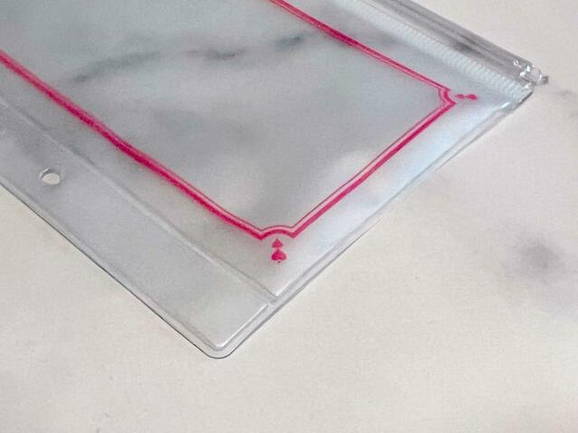 ピンクの額縁のようなデザインとハートがキュート!【sweet2023年8月号】付録「Samantha Thavasa(サマンサタバサ)ミッキー&ミニーデザイン貴重品収納ポーチセット」