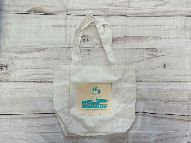 アイボリーとブルーのカラーの組み合わせが爽やかなトートバッグ